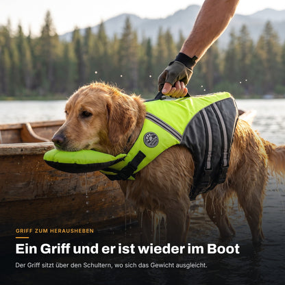 Besitzer hebt einen nassen Golden Retriever am Tragegriff der grünen AquaPaw Schwimmweste zurück ins Boot