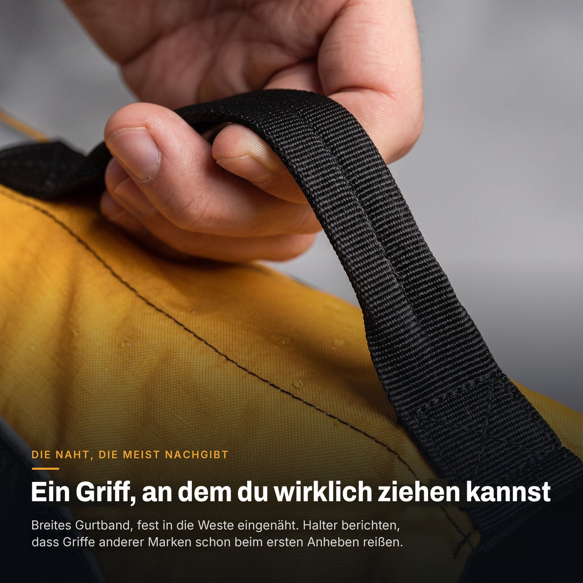 Nahaufnahme des breiten Tragegriffs an der gelben AquaPaw Schwimmweste unter Last
