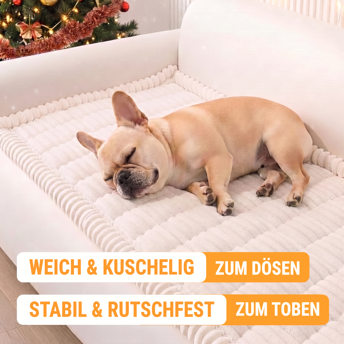 Französische Bulldogge schläft auf dem weißen FurGuard Bezug: kuschelig weich fürs Nickerchen, robust und rutschfest für wilde Runden