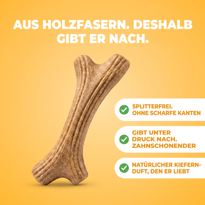 TimberAntler aus Holzfaser, deshalb gibt es nach: splitterfrei, schonender für die Zähne, natürlicher Kiefernduft.